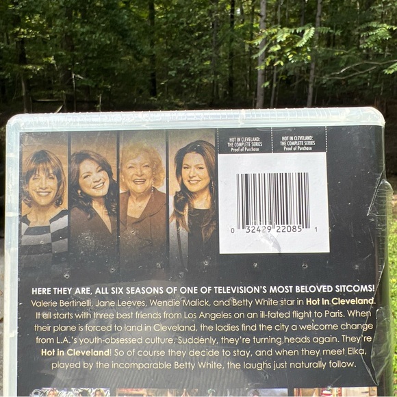 Hot in Cleveland: The Complete TV Series, 6 Seasons DVD,Subtitled|Bonus Features - Picture 6 of 16